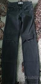 pantalone con strappi sulle ginocchia