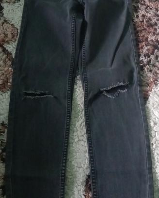 pantalone con strappi sulle ginocchia