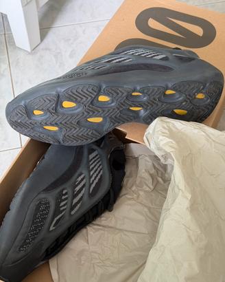 Adidas Yeezy 700