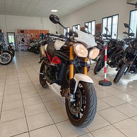 Triumph Speed Triple 1050 R con terminali ARROW