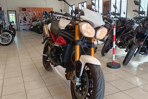 Triumph Speed Triple 1050 R con terminali ARROW