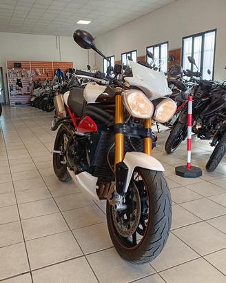 Triumph Speed Triple 1050 R con terminali ARROW