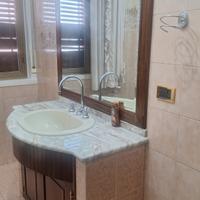 Mobile bagno con base in marmo e specchio