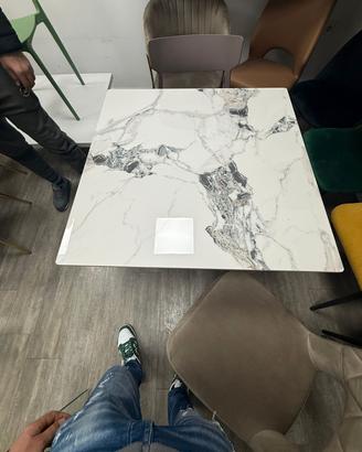 tavoli piani in pietra sinterizzata arredo locali 