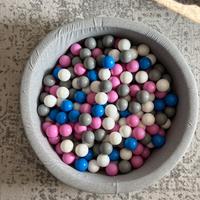 Piscina di palline colorate per bambini