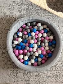 Piscina di palline colorate per bambini