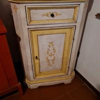 Angoliera in legno laccato dipinto a mano