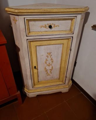Angoliera in legno laccato dipinto a mano