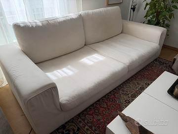 Divano bianco confalone