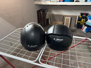 Coppia di caschi e baule scooter