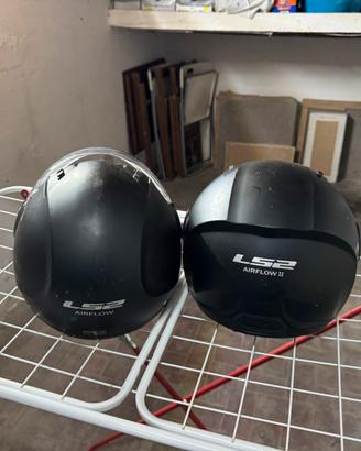 Coppia di caschi e baule scooter