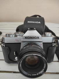 Konica autoreflex T3 con diversi accessori 