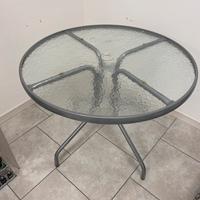 Tavolinetto da esterno in ferro con piano in vetro