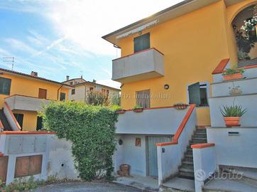 Lucignano (AR), Villetta a schiera capotesta con g