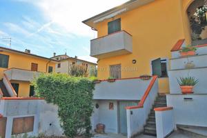 Lucignano (AR), Villetta a schiera capotesta con g