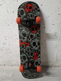 Skateboard SKULLS personalizzato unico al mondo. 