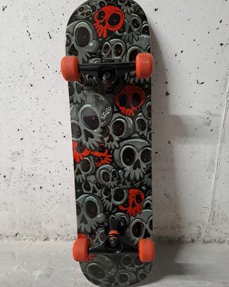 Skateboard SKULLS personalizzato unico al mondo. 