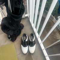 Mazze da golf e scarpe