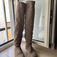Stivali alti in camoscio beige