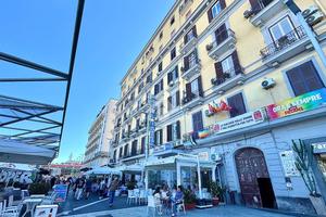 6 LOCALI A NAPOLI