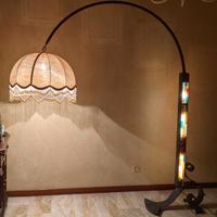 Lampada da terra ad arco