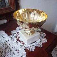 Coppa metallo dorato e marmo bianco centrotavola