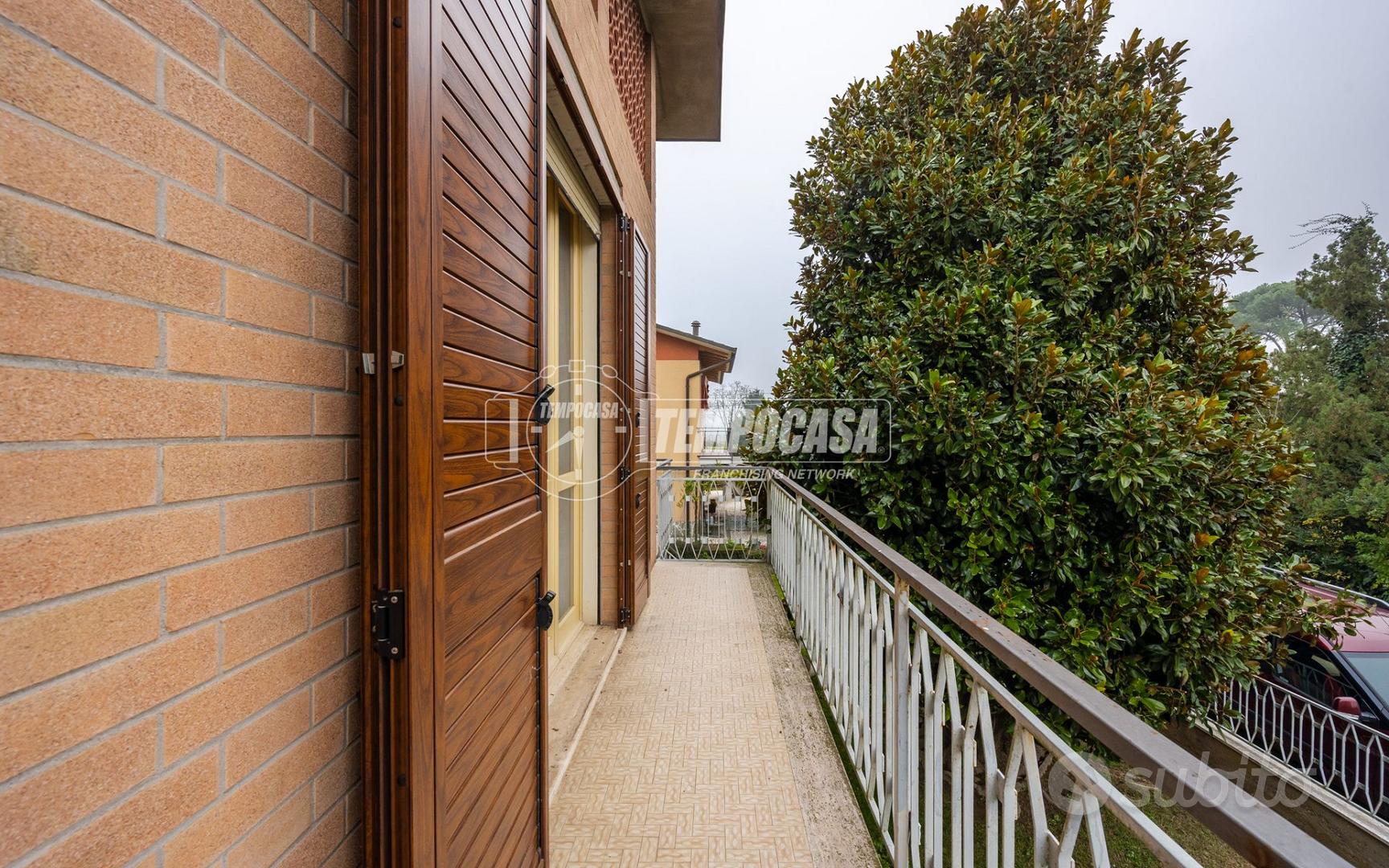 VILLA MONOFAMILIARE CON GIARDINO PRIVATO - Vista 3