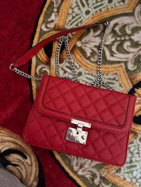 Borsa rossa trapuntata con catena – elegante