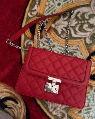 Borsa rossa trapuntata con catena – elegante