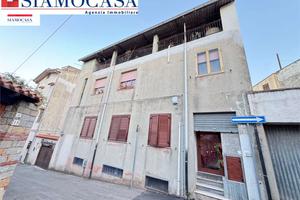 Immobile di circa 150 mq con cortile e garage