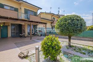 SPLENDIDA VILLA A SCHIERA CON GIARDINO E BOX DOPPI