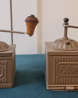 Antichi macinini da caffè "Tre spade"