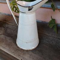 Antica brocca in metallo smaltato