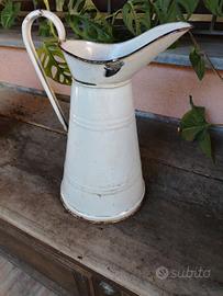 Antica brocca in metallo smaltato