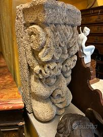 Grande maschera in pietra