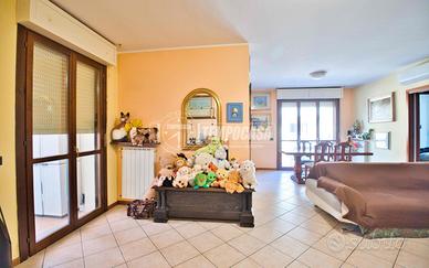 Ampio trilocale con doppi servizi e terrazzo!!!