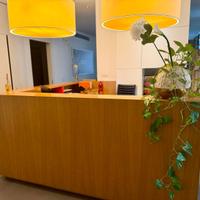 Bancone reception con scrivania