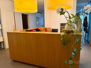 Bancone reception con scrivania