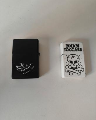 Due Zippo, uno a gas e uno a benzina 