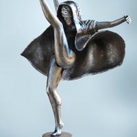 E tutto il mondo fuori  ( donna con mantello )