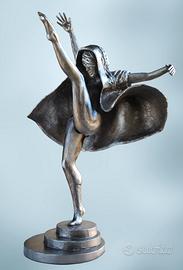 E tutto il mondo fuori  ( donna con mantello )