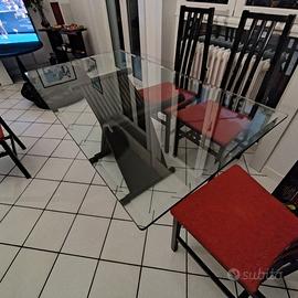 Tavolo in cristallo e quattro sedie