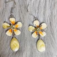 Orecchini fiore metallo smaltato e cristalli