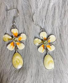 Orecchini fiore metallo smaltato e cristalli