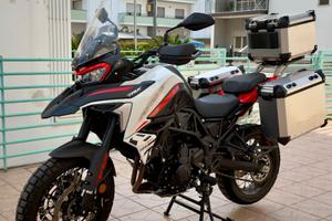 Moto Benelli TRK 702