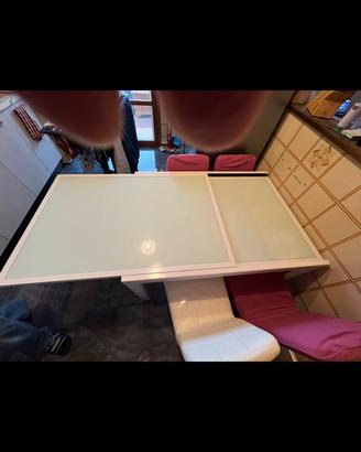 Tavolo bianco in vetro