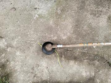 decespugliatore a motore a scoppio 