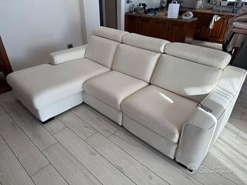 Divano 3 posti con penisola e relax elettrico