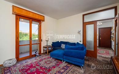 AMPIO TRILOCALE CON ASCENSORE E DUE BALCONI