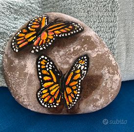 Le farfalle: Sasso di mare dipinto a mano.